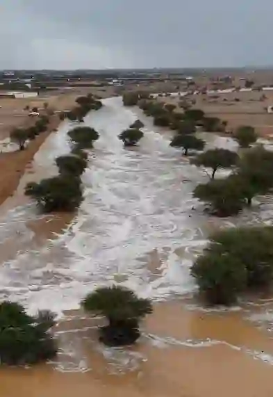 تصوير مشهد جوي من درون لسيل يتدفق كالنهر في الرياض