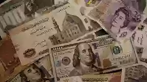 كم الفرق اليوم في سعر صرف الجنيه المصري مقابل الريال السعودي والدولار الأمريكي بين البنوك والسوق الموازي؟