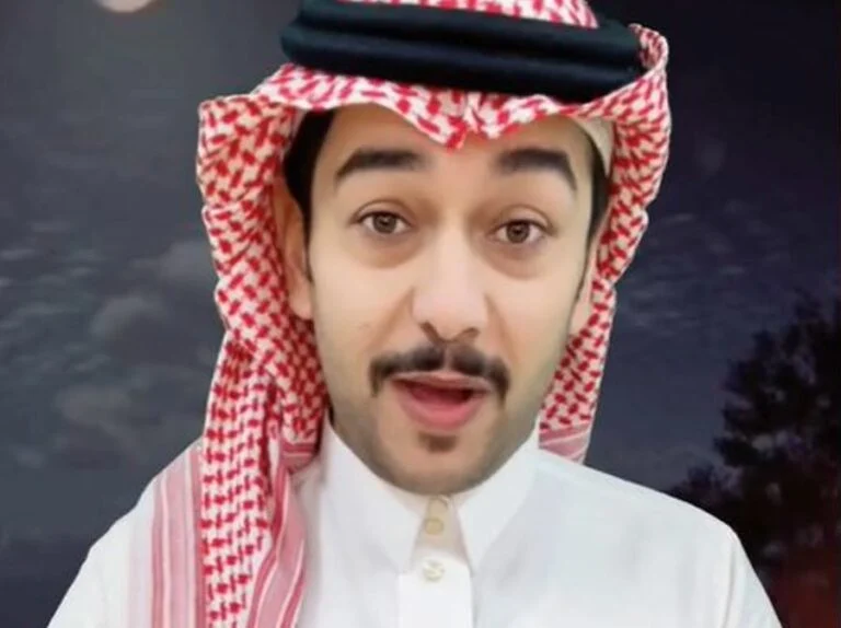  حركة ربط طرف الشماغ عند قبائل السعودية 