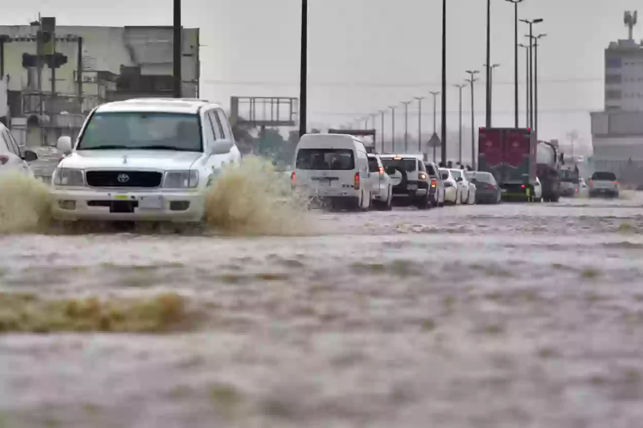 الأرصاد تكشف عن المناطق الخطرة اليوم في السعودية بسبب السيول وتحذر من السير في هذه الطرقات 